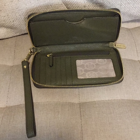 ❌❌SOLD❌❌Beautiful Olive Green MichaelKors Wristlet - Picture 2 of 6